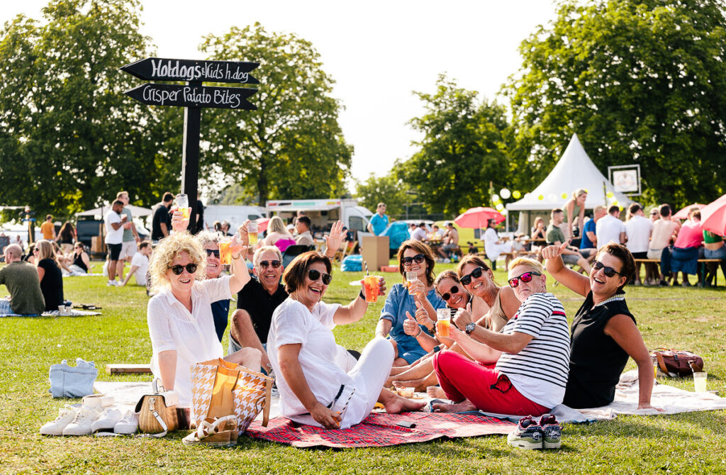 Groep mensen picknickt op foodtruck festival Gorinchem